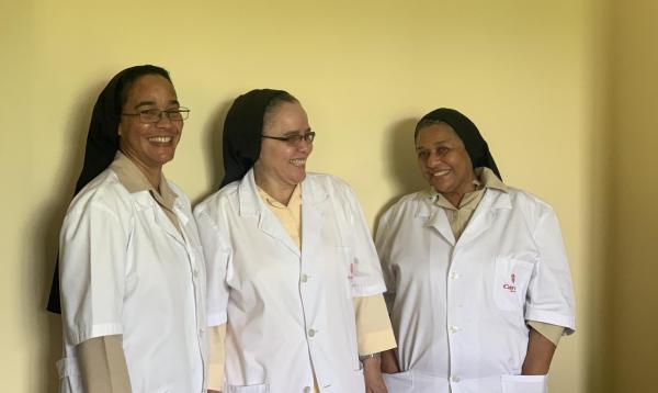 Las Hermanas Yvetty, Altagracia y Aridia, de izquierda a derecha