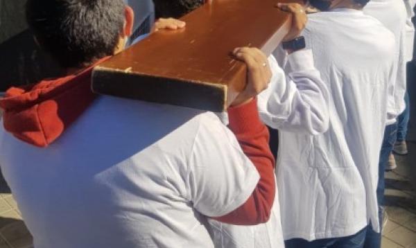 UNA JUVENTUD QUE CARGA CON LA ILUSIÓN, LA PAZ Y LA REDENCIÓN
