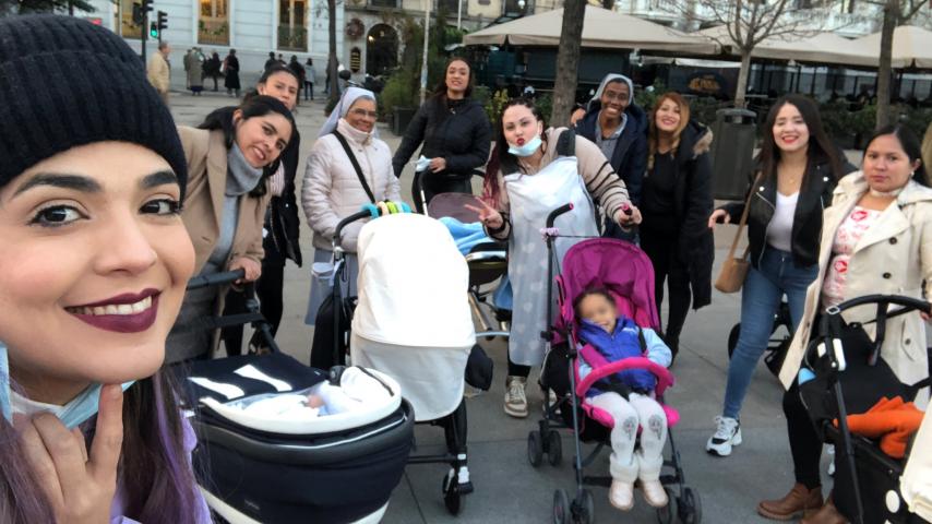 paseo-madre-sin-hogar-santa-barbara-caritas-madrid